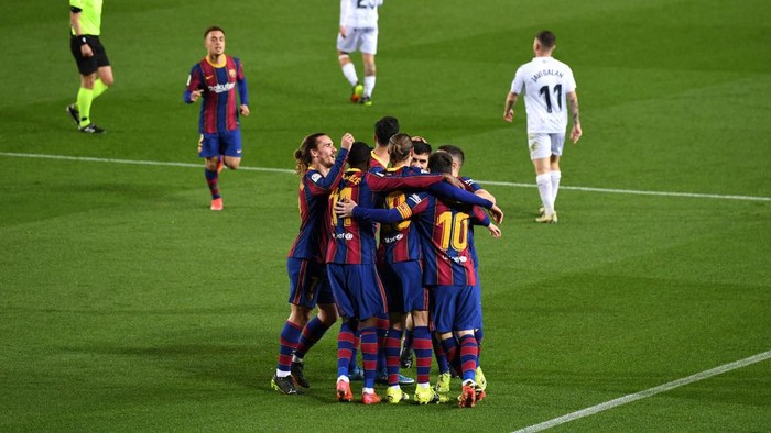 BARCELONA, SPAIN - MARCH 15: Oscar Mingueza of FC Barcelona celebrates with team mates after scoring their sides third goal during the La Liga Santander match between FC Barcelona and SD Huesca at Camp Nou on March 15, 2021 in Barcelona, Spain. Sporting stadiums around Spain remain under strict restrictions due to the Coronavirus Pandemic as Government social distancing laws prohibit fans inside venues resulting in games being played behind closed doors. (Photo by David Ramos/Getty Images)