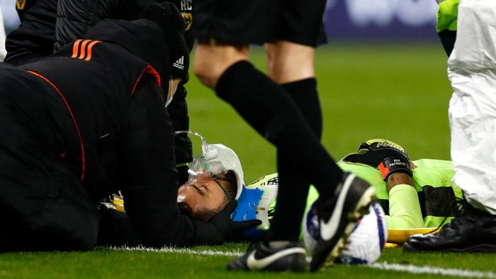 WOLVERHAMPTON, ENGLAND - MARCH 15: Rui Patricio of Wolverhampton Wanderers receives medical treatment during the Premier League match between Wolverhampton Wanderers and Liverpool at Molineux on March 15, 2021 in Wolverhampton, England. Sporting stadiums around the UK remain under strict restrictions due to the Coronavirus Pandemic as Government social distancing laws prohibit fans inside venues resulting in games being played behind closed doors. (Photo by Jason Cairnduff - Pool/Getty Images)