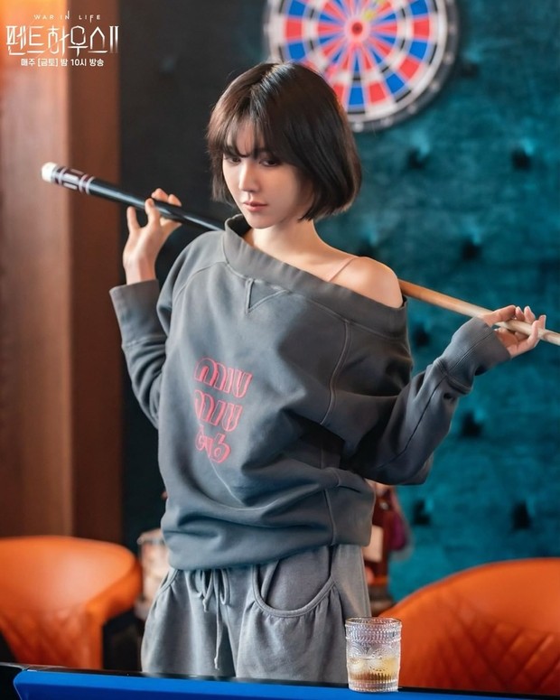 Aktris Lee Ji Ah dalam memerankan tokoh Na Ae Gyeo di Penthouse season 2.