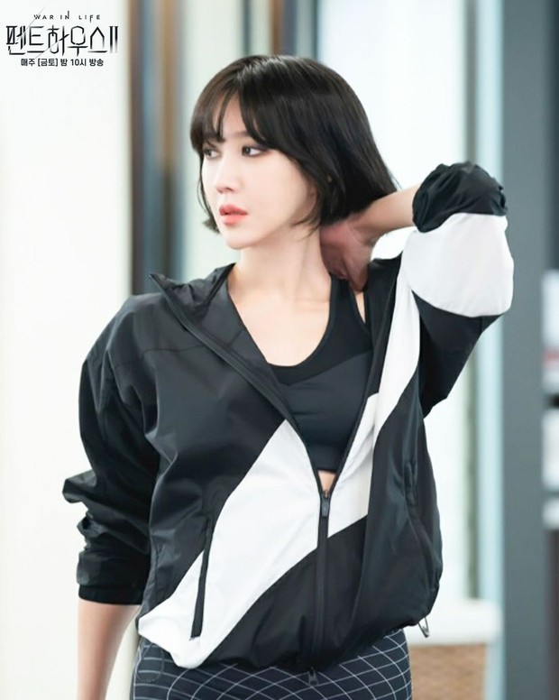 Aktris Lee Ji Ah dalam memerankan tokoh Na Ae Gyeo di Penthouse season 2.