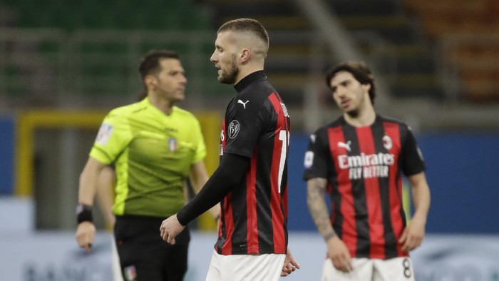 AC Milans Ante Rebic, center, leaves the field after he was shown a red card during a Serie A soccer match between AC Milan and Napoli, at the San Siro stadium in Milan, Italy, Sunday, March 14, 2021. (AP Photo/Luca Bruno)