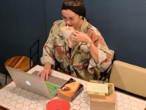 Intip Momen Aura Kasih Saat Makan Rujak dan Ngopi!