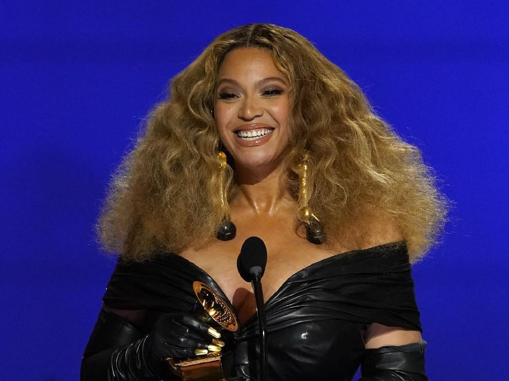 Pecahkan Rekor di Grammy, Beyonce Curi Atensi dengan Gaun Kuku Emas