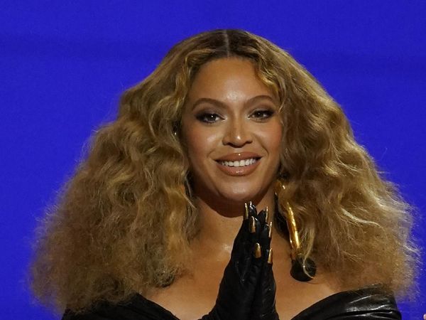 7 Gaya Seksi Beyonce saat Pecahkan Rekor di Grammy, Pakai Sarung Kuku Emas