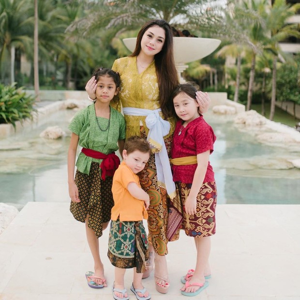 Celine Evangelista dan ketiga anaknya memakai pakaian tradisional/instagram.com/celine_evangelista