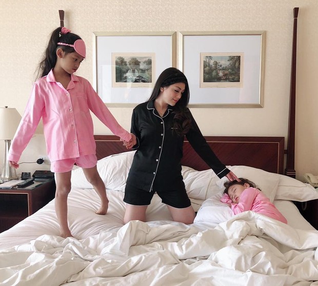 Celine Evangelista mengenakan piyama bersama kedua putrinya/instagram.com/celine_evangelista