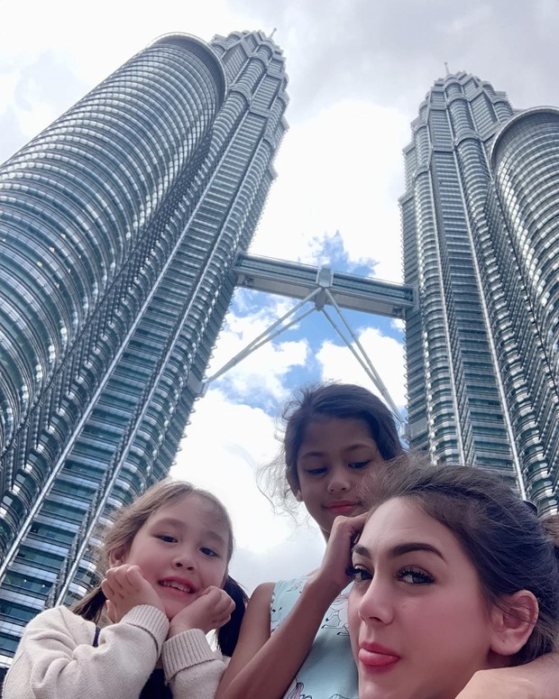 Celine Evangelista selfie bersama kedua putrinya/instagram.com/jelley.sc