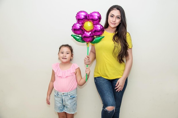 Celine Evangelista memegang balon bunga bersama eleyaa/instagram.com/jelley.sc
