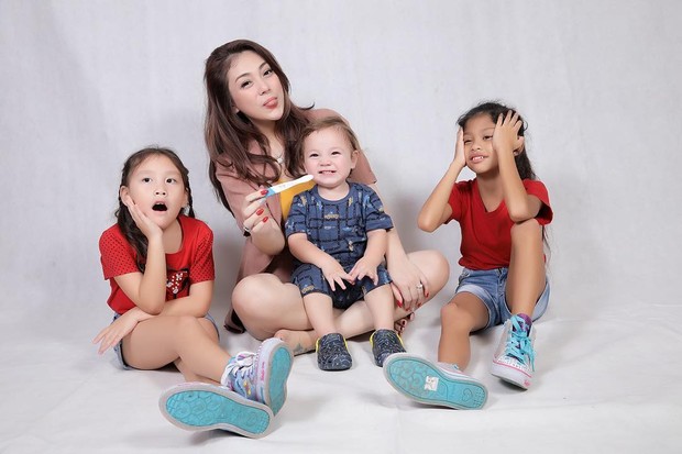 Celine Evangelista duduk bersantai bersama ketiga anaknya/instagram.com/jelley.sc