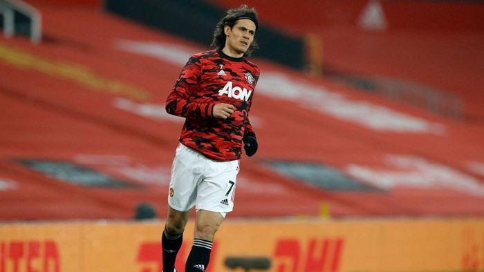 MANCHESTER, ENGLAND - FEBRUARY 02: Edinson Cavani of Manchester United warms up prior to the Premier League match between Manchester United and Southampton at Old Trafford on February 02, 2021 in Manchester, England. Sporting stadiums around the UK remain under strict restrictions due to the Coronavirus Pandemic as Government social distancing laws prohibit fans inside venues resulting in games being played behind closed doors. (Photo by Phil Noble - Pool/Getty Images)