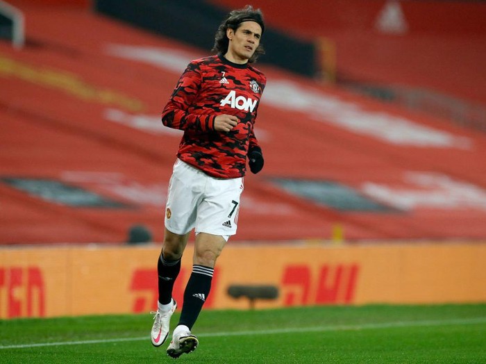 MANCHESTER, ENGLAND - FEBRUARY 02: Edinson Cavani of Manchester United warms up prior to the Premier League match between Manchester United and Southampton at Old Trafford on February 02, 2021 in Manchester, England. Sporting stadiums around the UK remain under strict restrictions due to the Coronavirus Pandemic as Government social distancing laws prohibit fans inside venues resulting in games being played behind closed doors. (Photo by Phil Noble - Pool/Getty Images)