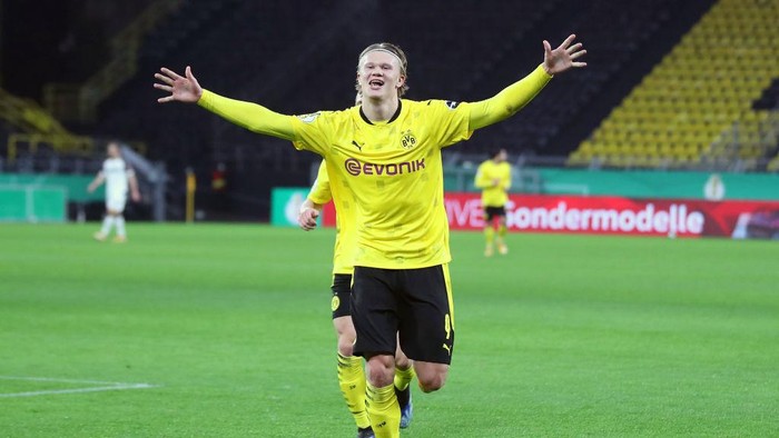 DORTMUND, GERMANY - FEBRUARY 02: Erling Haaland of Borussia Dortmund celebrates after scoring their sides third goal during the DFB Cup Round of Sixteen match between Borussia Dortmund and SC Paderborn 07 at Signal Iduna Park on February 02, 2021 in Dortmund, Germany. Sporting stadiums around Germany remain under strict restrictions due to the Coronavirus Pandemic as Government social distancing laws prohibit fans inside venues resulting in games being played behind closed doors. (Photo by Friedemann Vogel - Pool/Getty Images)