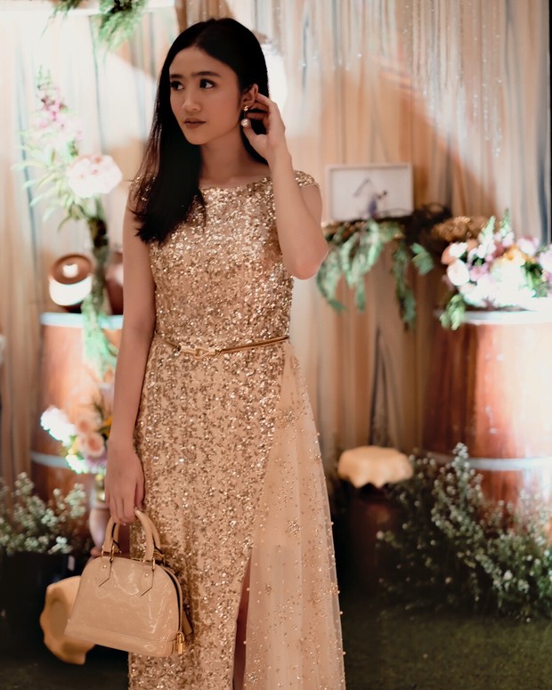 Febby Rastanty/instagram.com/febbyrastanty Febby Rastanty cantik dengan dress mewah bling bling/instagram.com/febbyrastanty