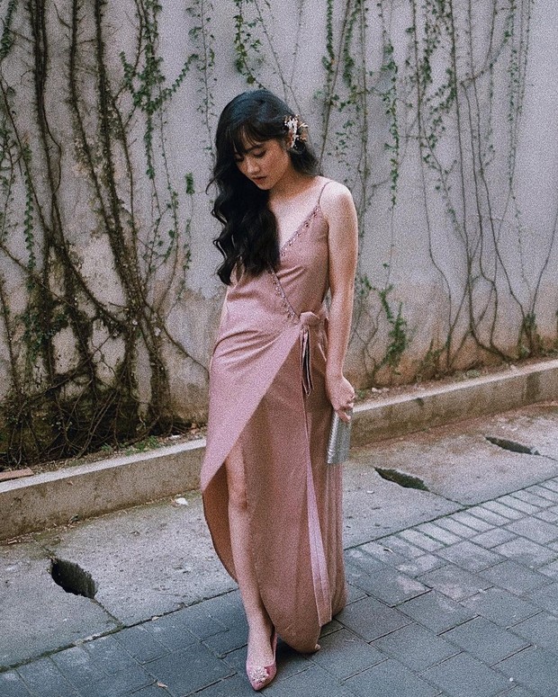 Febby Rastanty/instagram.com/febbyrastanty Febby Rastanty mengenakan gaun pink cutting asimetris/instagram.com/febbyrastanty