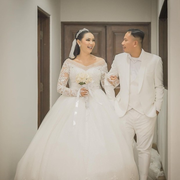 Gaun resepsi Karina Ocktaranny/Foto: instagram.com/karabrides Gaun pernikahan Kalina Ocktaranny