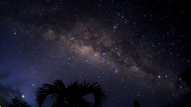 GUGUSAN BIMA SAKTI SAAT NYEPI Pemandangan gugusan Bima Sakti atau Milky Way saat malam Hari Raya Nyepi tahun Saka 1943 terlihat dari kawasan Ungasan, Badung, Bali, Senin (15/3/2021). Gugusan Bima Sakti terlihat lebih jelas di langit Bali yang gelap gulita tanpa penerangan saat umat Hindu menjalani catur brata penyepian pada Hari Raya Nyepi. ANTARA FOTO/Fikri Yusuf/hp.