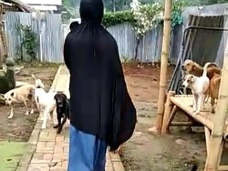 70 Anjing Peliharaannya Ditolak, Wanita Bercadar Ungkap Provokator