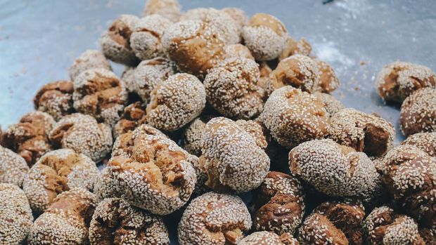 ilustrasi onde-onde Onde onde, Indonesian Traditional snack. made from wheat flour mixing sticky rice flour and sesame seeds as toping.
