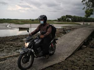 Kejar Nasabah di Pesisir Demak, Mantri Bank Rela Terjang Air Rob Kejar Nasabah di Pesisir Demak, Mantri Bank Rela Terjang Air Rob