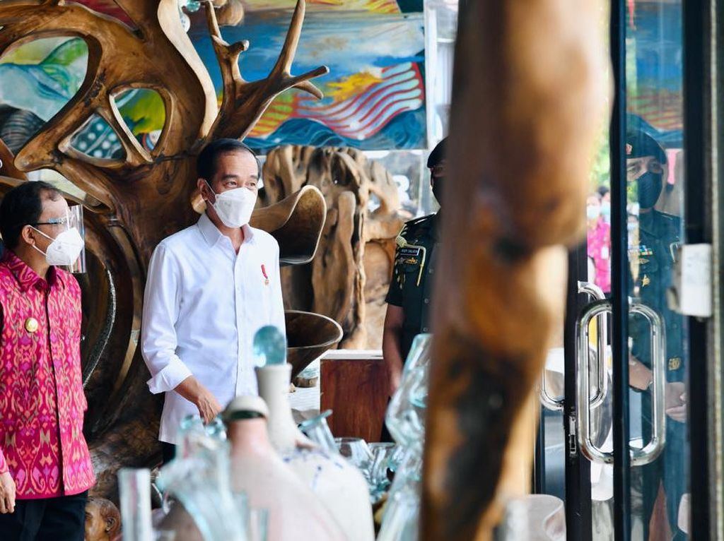 Saat Jokowi Mendadak Mampir ke Toko Kerajinan di Ubud Saat Jokowi Mendadak Mampir ke Toko Kerajinan di Ubud