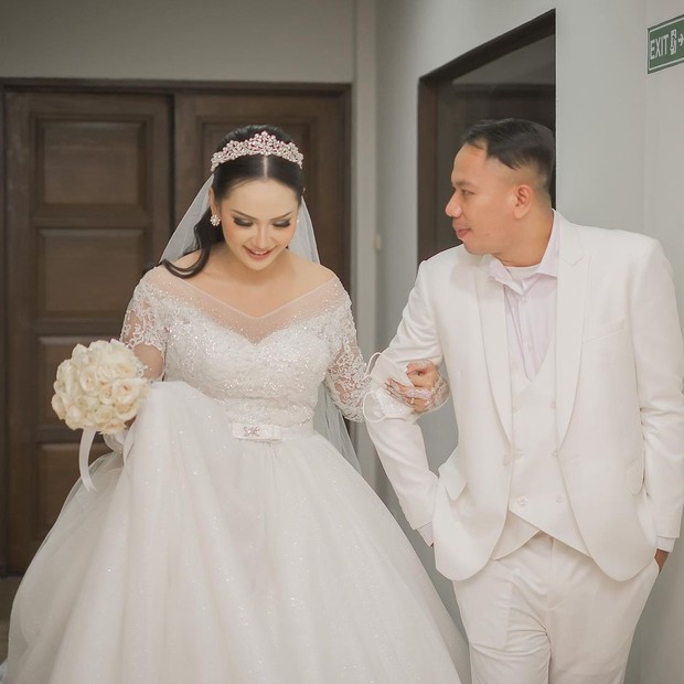 Karina dan Vicky di hari pernikahan/Foto: instagram.com/karabrides Gaun pernikahan Kalina Ocktaranny