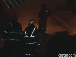 Lagi! Pabrik Spring Bed di Makassar Dilalap Si Jago Merah