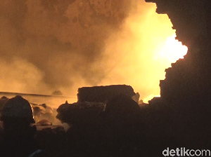 Kebakaran Terjadi di Pabrik Spring Bed di Makassar