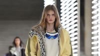 10 Koleksi Louis Vuitton Fall/Winter 2021 yang Ditampilkan di Museum Louvre