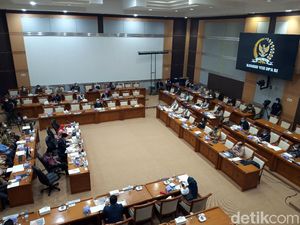 Di DPR, Risma Jelaskan Setop Santunan Korban Meninggal COVID ke Ahli Waris