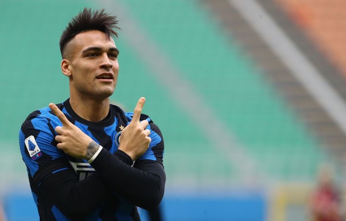 MILAN, ITALY - FEBRUARY 21: Lautaro Martinez of FC Internazionale celebrates after scoring the opening goal during the Serie A match between AC Milan  and FC Internazionale at Stadio Giuseppe Meazza on February 21, 2021 in Milan, Italy. (Photo by Marco Luzzani/Getty Images)