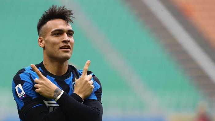 MILAN, ITALY - FEBRUARY 21: Lautaro Martinez of FC Internazionale celebrates after scoring the opening goal during the Serie A match between AC Milan  and FC Internazionale at Stadio Giuseppe Meazza on February 21, 2021 in Milan, Italy. (Photo by Marco Luzzani/Getty Images)