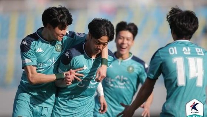 Lee Jun-hee saingan Asnawi Mangkualam di Ansan Greeners pernah seleksi di PSIS Semarang.
