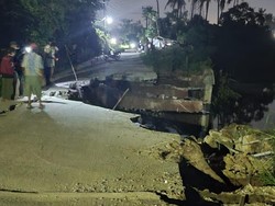 Longsor di Teluknaga Dekat Kali Cisadane Halangi Jalan ke Tanjung Burung