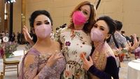 7 Foto Beda Gaya Maia Estianty dan Mulan Jameela di Lamaran Aurel dan Atta