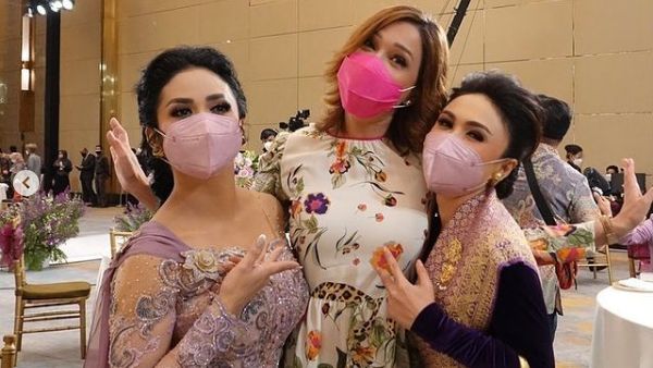 7 Foto Beda Gaya Maia Estianty dan Mulan Jameela di Lamaran Aurel dan Atta