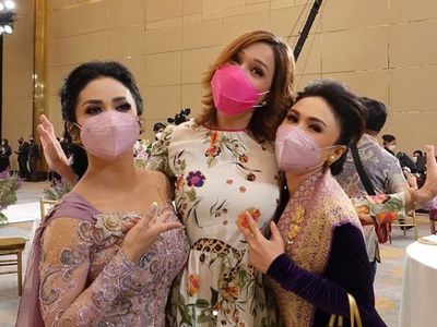 7 Foto Beda Gaya Maia Estianty dan Mulan Jameela di Lamaran Aurel dan Atta