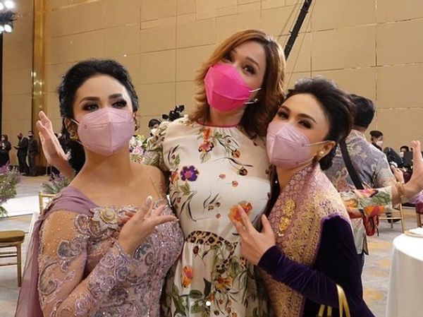 7 Foto Beda Gaya Maia Estianty dan Mulan Jameela di Lamaran Aurel dan Atta