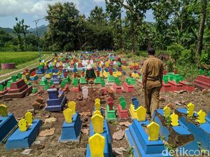 Potret Kuburan di Ponorogo yang Dicat Warna-warni