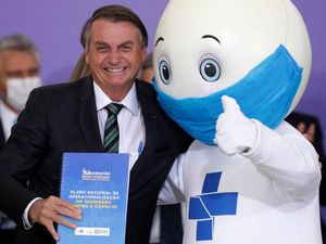Warga Brasil Kehilangan Maskot Vaksin Warga Brasil Kehilangan Maskot Vaksin