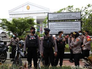 Tertahan di Luar PN Jaktim, Pengacara Habib Rizieq Adu Argumen dengan Polisi!