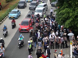 Berkerumun di Luar PN Jaktim Saat Sidang HRS, 31 ABG Sempat Diamankan