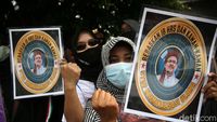 Melihat Emak-emak Pendukung HRS Beraksi di PN Jaktim