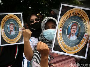 Melihat Emak-emak Pendukung HRS Beraksi di PN Jaktim