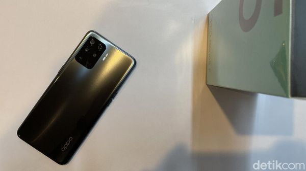 Menggenggam Oppo Reno5 F
