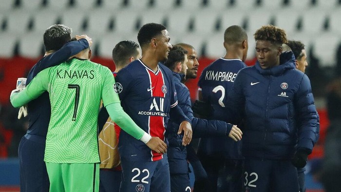 PSGs players celebrate end of the Champions League, round of 16, second leg soccer match between Paris Saint-Germain and FC Barcelona at the Parc des Princes stadium in Paris, Wednesday, March 10, 2021. (AP Photo/Christophe Ena)