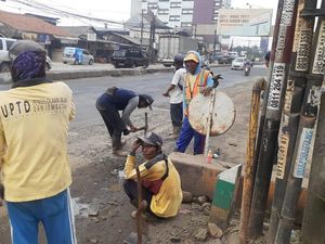 Atasi Genangan, Petugas Mulai Buat Saluran Air di Jl Industri Bekasi