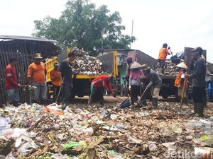 Akhirnya! Sampah Berserakan di Pasar Ajibarang Banyumas Kini Diangkut