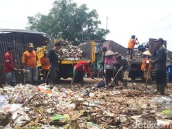 Akhirnya! Sampah Berserakan di Pasar Ajibarang Banyumas Kini Diangkut