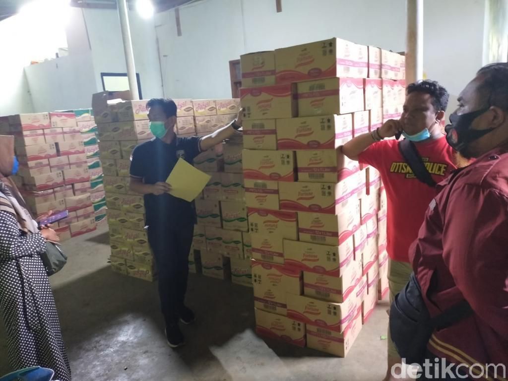 Sindikat Penipuan Penjualan Minyak Goreng Ditangkap, Korban Rugi Rp 75 Juta Sindikat Penipuan Penjualan Minyak Goreng Ditangkap, Korban Rugi Rp 75 Juta