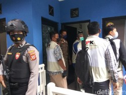 Petugas KPK Datangi Rumah Pribadi Bupati Bandung Barat Aa Umbara